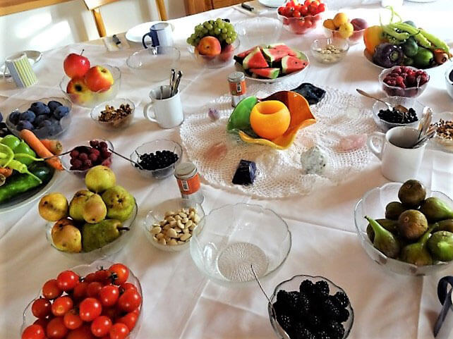 Früchtefasten - gedeckter Tisch - Mahlzeit